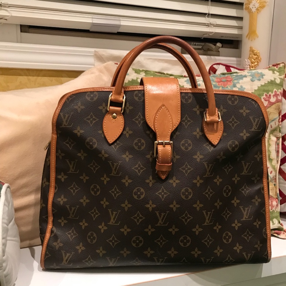 🍃🌹Authentic LV Rivoli 🌹🍃